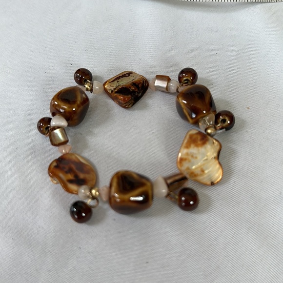 Four stretch shell style bracelets - Picture 5 of 5